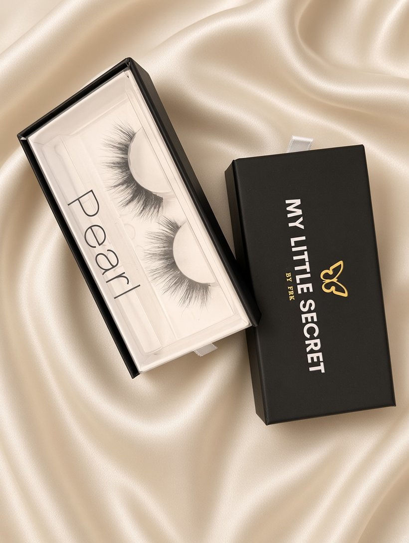 Pearl lashes box on satin